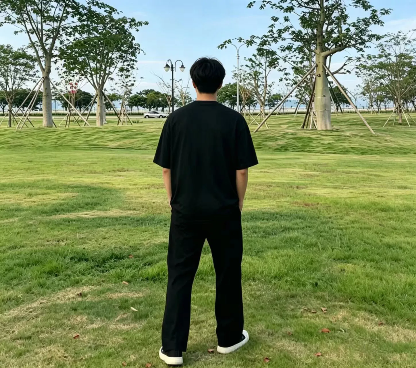 √